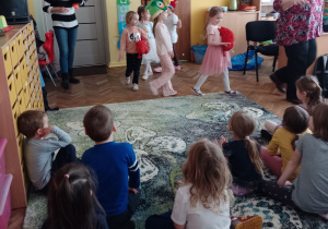 Kikoro dzieci idzie z panią Ulą przy piosence