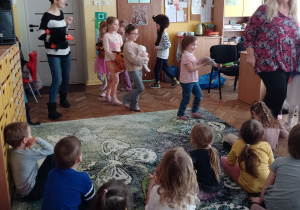 Kikoro dzieci idzie z panią Ulą przy piosence