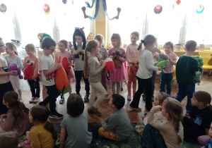 Kikoro dzieci idzie z maskotkami warzyw i owoców przy piosence