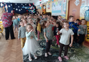 Dzieci tańczą przy piosence