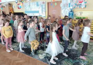 Dzieci tańczą przy piosence