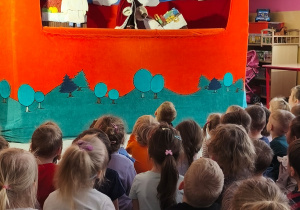 Dzieci ogladają teatrzyk kukiełkowy