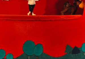 Scena z teatrzyku z chłopcem i konikiem