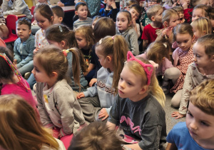 Dzieci oglądają przedstawienie