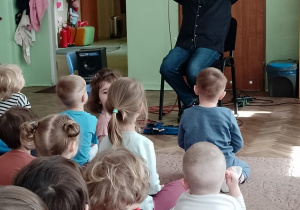 Muzyk pokazuje dzieciom mandolinę