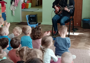 Muzyk gra na mandolinie