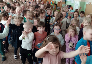 Dzieci poruszają się podczas koncertu