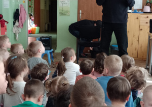 Prowadzący - Pan Witek mówi do dzieci przez mikrofon