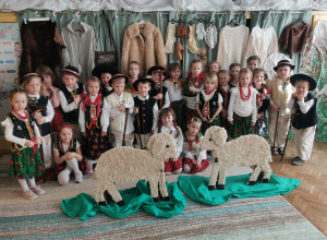 Dzieci z grupy Biedronki w strojach goralskich