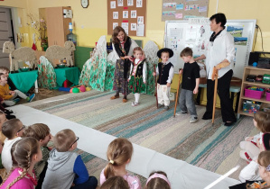 Dwoje dzieci w strojach góralskich i jeden chłopiec z ciupagą wraz z paniami - Sylwią i Ewą