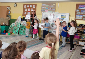 Kikoro dzieci trzyma obrazki