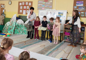 Pani Ewa z plecakiem i czworo dzieci z przedmiotami do plecaka