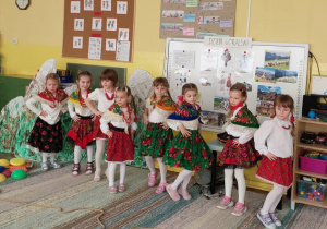 Kilka dziewczynek tańczy w strojach góralskich