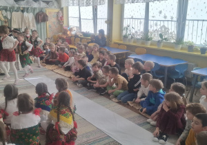 Dzieci patrzą na taniec w wykonaniu kolegów z grupy Biedronki