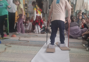 Chłopiec jedzie na nartach