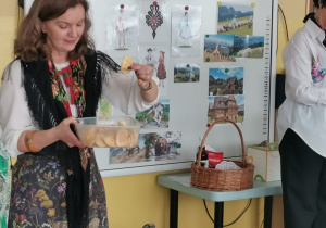 Pani Sylwia pokazuje owcze sery