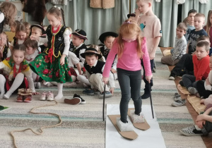 Dziewczynka jedzie na nartach