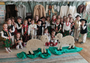 Dzieci z grupy Biedronki w strojach góralskich