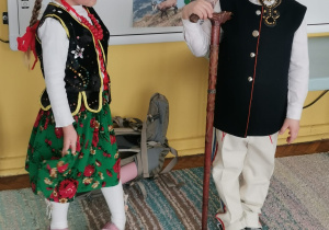 Dziewczynka i chłopiec w strojach góralskich