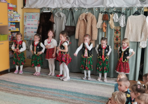 Kilka dziewczynek stoi w strojach góralskich