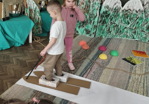 Chłopiec jedzie na nartach