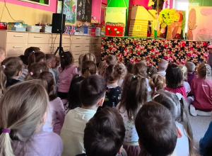 Dzieci oglądają teatrzyk