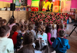 Dzieci oglądają teatrzyk