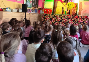 Dzieci oglądają teatrzyk