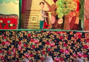 Na scenie kukiełka Romusa