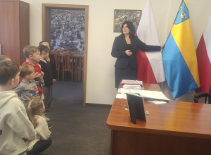 Pani Prezydent pokazuje dzieciom flagę Pabianic