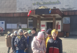 Dzieci stoją przed Urzędem Miasta