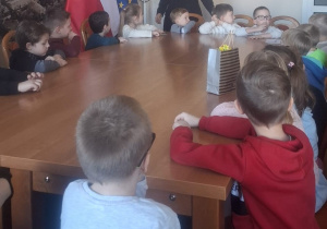 Dzieci siedzą w sali obrad podczas rozmów z Panią Prezydent