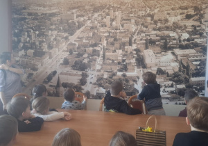 Dzieci oglądają plan miasta