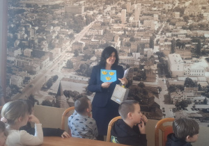 Pani prezydent trzyma herb Pabianic - upominek od dzieci