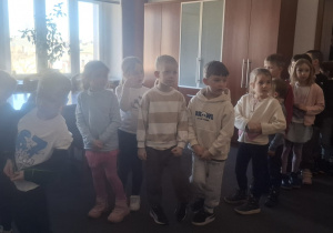 Dzieci stoją w gabinecie Pani Prezydent