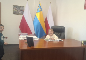 Dziewczynka siedzi na fotelu Prezydenta