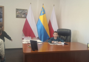 Chłopiec siedzi na fotelu Prezydenta