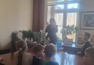 Pani Prezydent z dziećmi w gabinecie