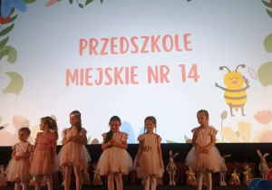 Sześć dziewczynek na scenie podczas występów