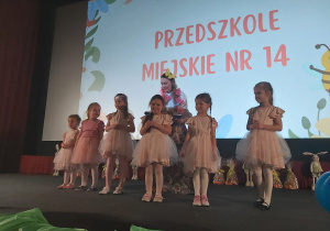 Dziewczynki na scenie podczas występów