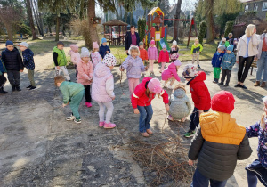 Dzieci zbierają gałązki