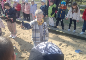 Chłopiec pokazuje sylwetę ryby