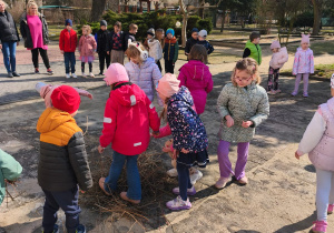 dzieci robia stos z gałązek