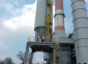 Dzieci patrzą na komin i budynek elektrociepłowni