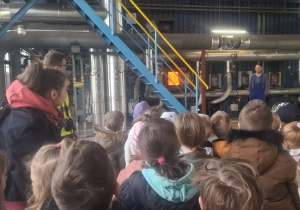 Dzieci patrzą na ogień w piecu