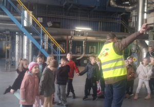 Dzieci oglądają urządzenia w elektrociepłowni