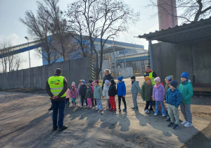 Pracownik opowiada dzieciom, co widać na placu