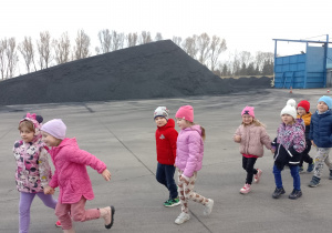 Dzieci idą po terenie elektrociepłowni