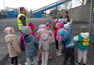 Dzieci oglądają teren elektrociepłowni