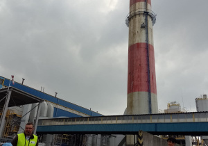 Dzieci stoją przed kominem